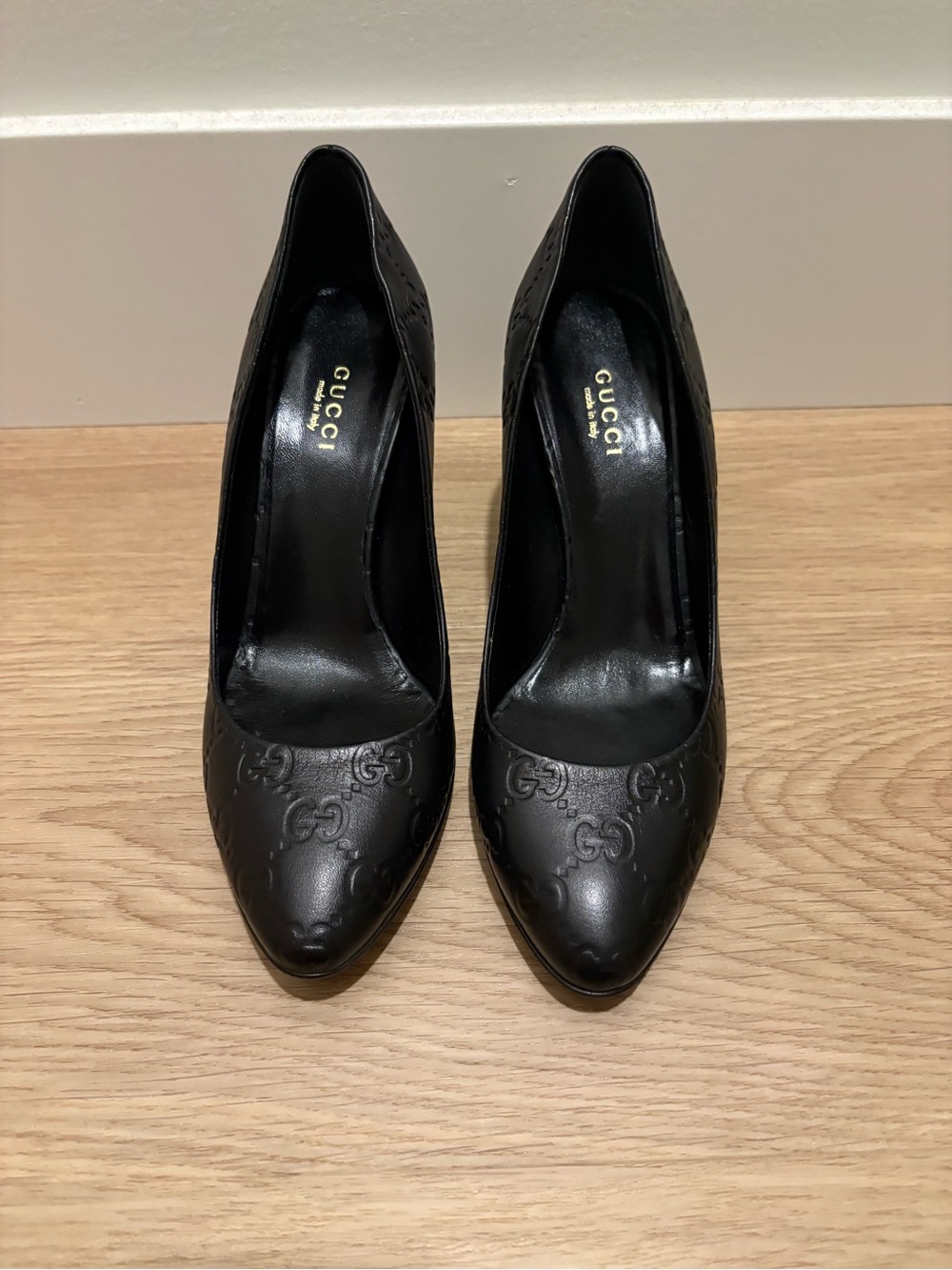 Gucci Women's Black Embossed Leather Pointed-Toe Pumps New